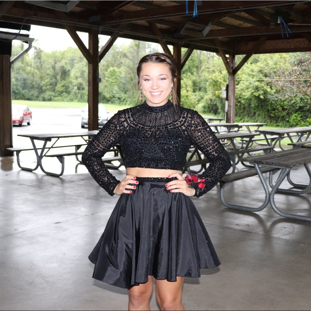 Size 6 long-sleeve Sherri Hill homecoming dress.